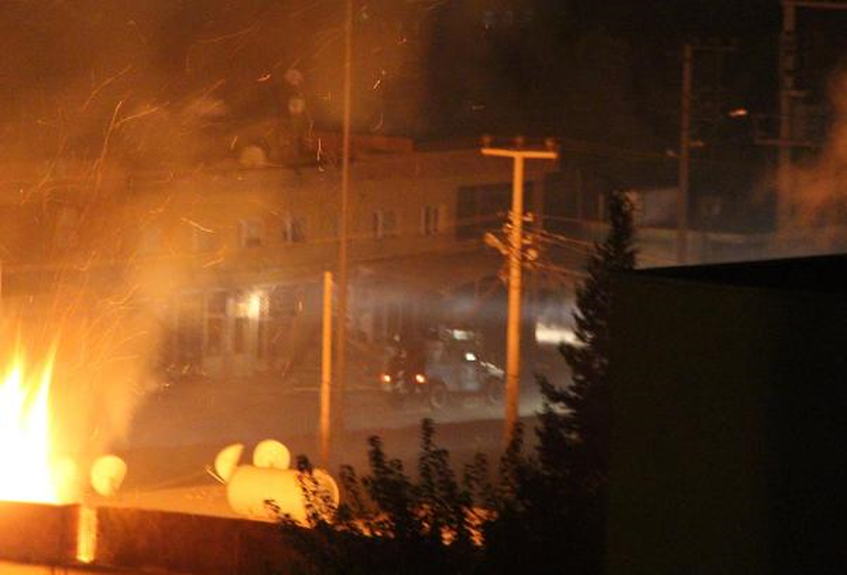 Silopi\'deki Göstericiler İş Makinası ile Zırhlı Aracı Devirdi; 3 Polis Yaralı
