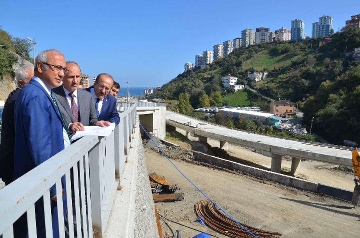 Ulaştırma, Denizcilik ve Haberleşme Bakanı Lütfi Elvan Yapımı Süren Kanuni Bulvarı\'nda...