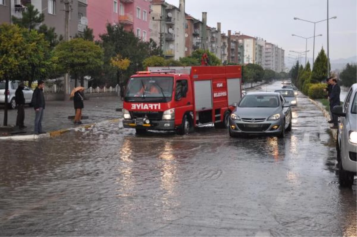 Yarım Saatlik Sağanak Yağmur Uşak\'ı Felç Etti