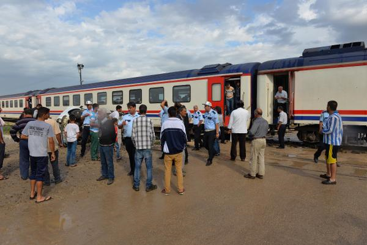 Yolcu Treni Otomobile Çarptı: 1 Yaralı