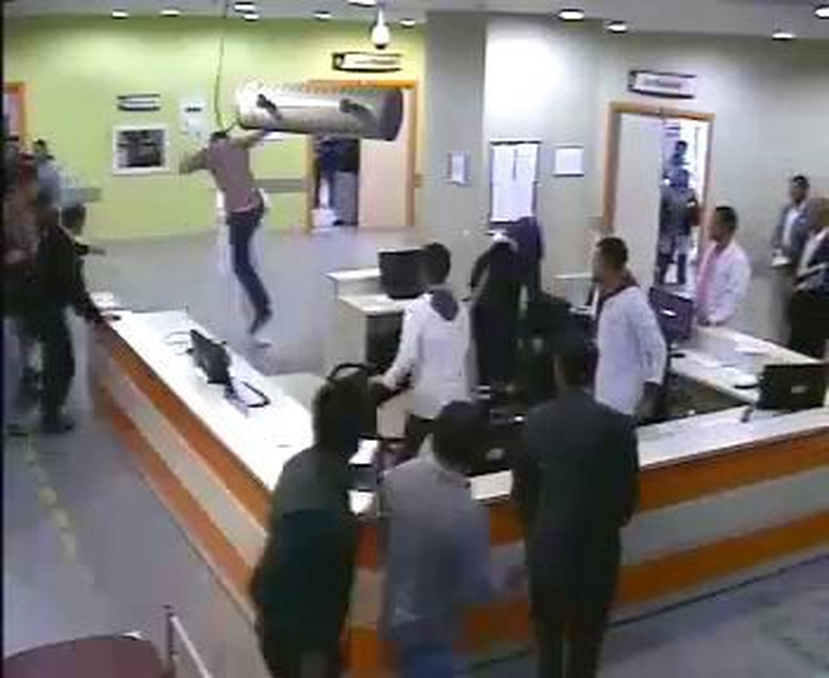 Acil Servis Doktoru Hasta Yakınının Saldırısına Uğradı