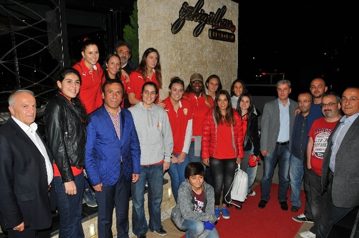Basketbolcular Yemekte Buluştu