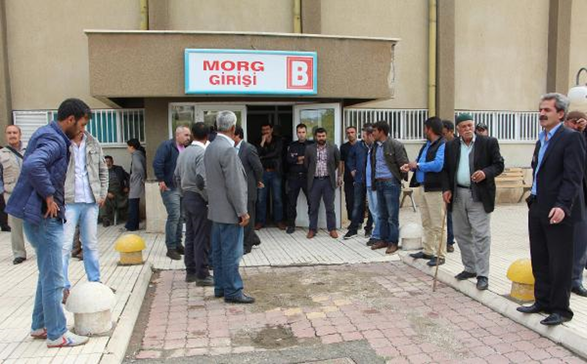 Bingöl\'de 2 Polisi Şehit Eden PKK\'lının Cenazesini Ailesi Aldı