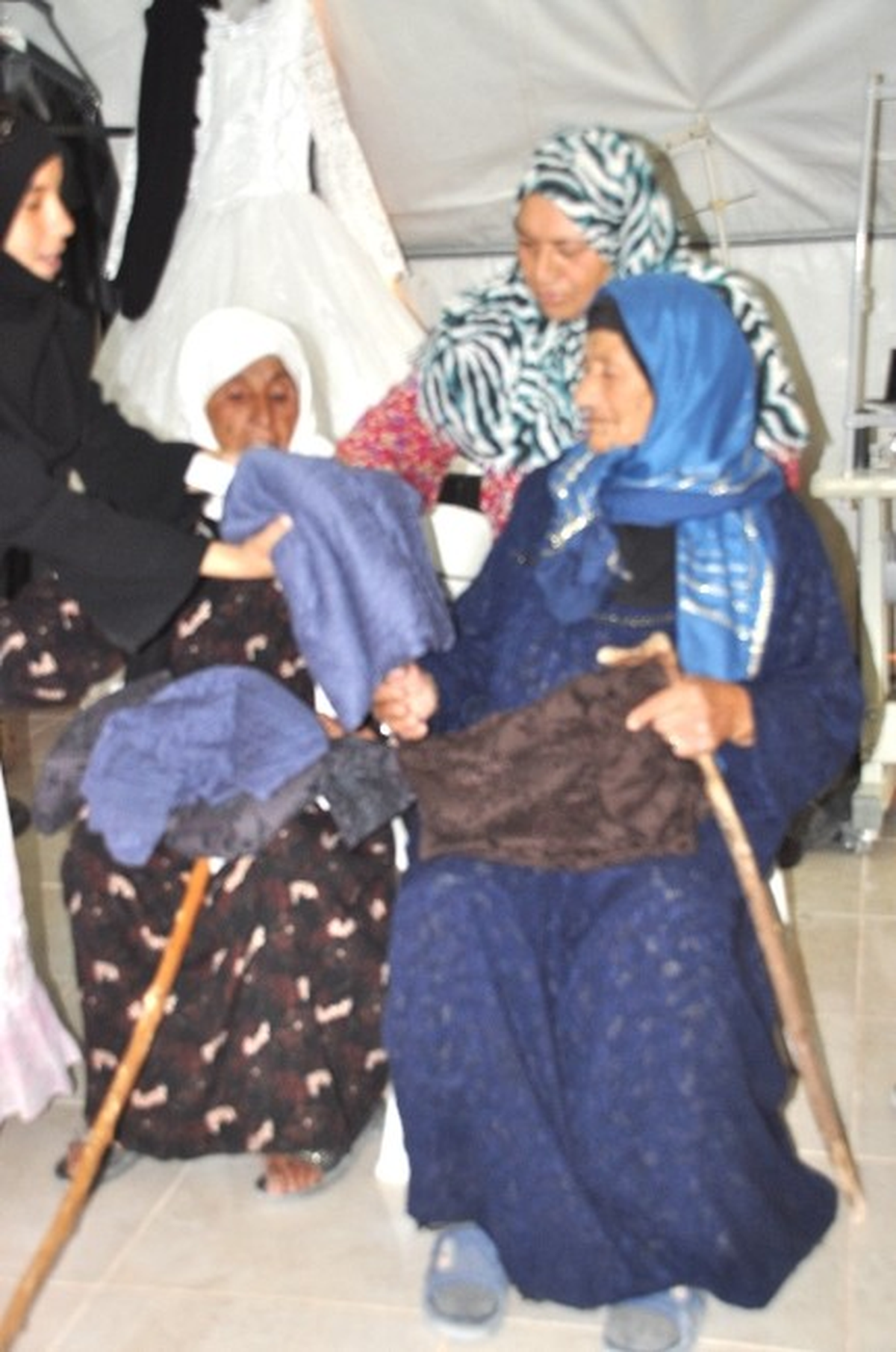 Akçakale\'de Çadır Kentteki Yaşlı Bayanlara Kumaş Yardımı