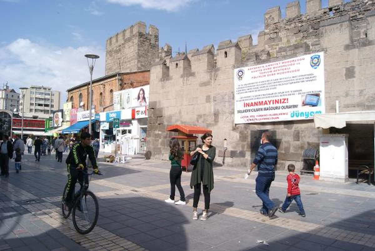 Emniyet, Kayseri Kalesi\'ne Dolandırıcılara Karşı Uyarı Afişi Astı