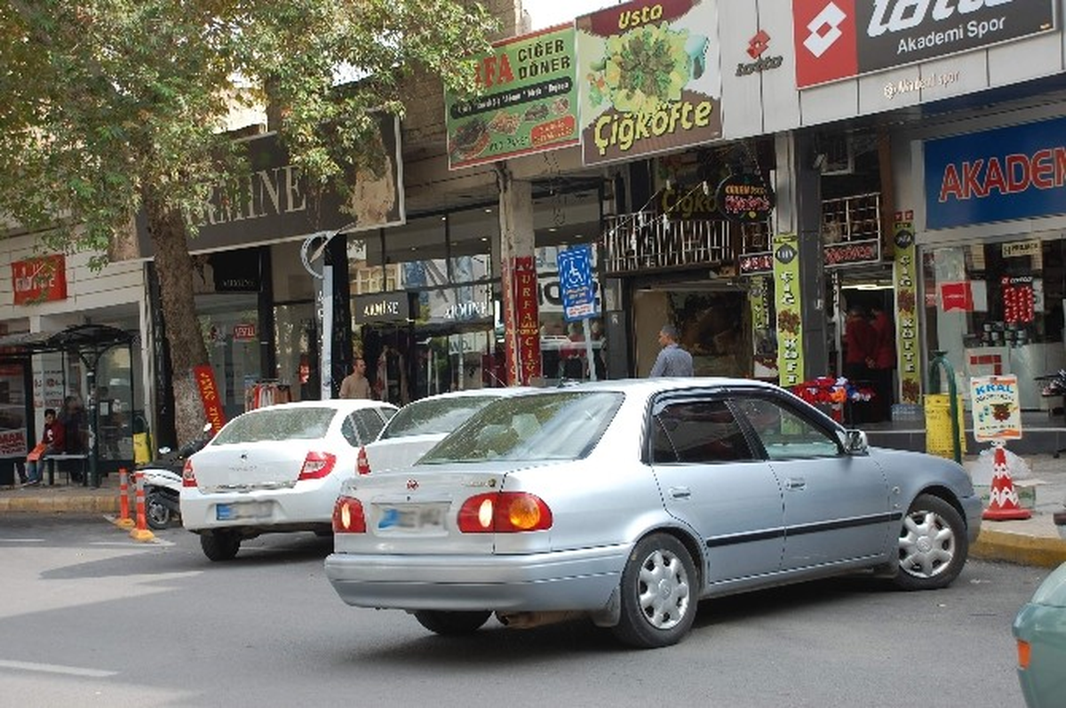 Engellilere Ayrılan Park Alanı, Normal Araçlardan Geçilmiyor