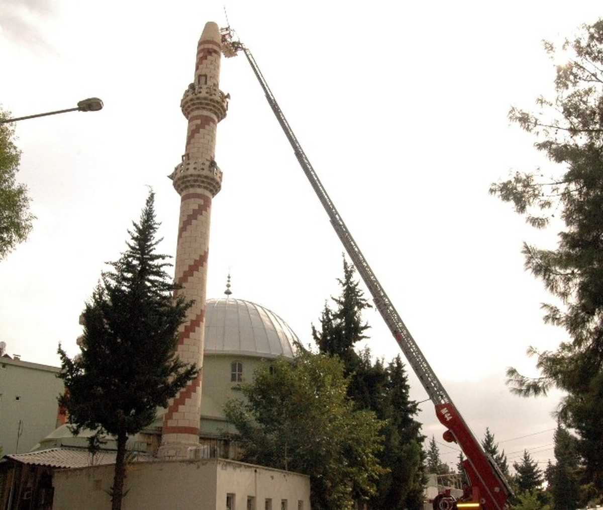 Fırtınada Yıkılan Minarenin Alemi Yeniden Takıldı