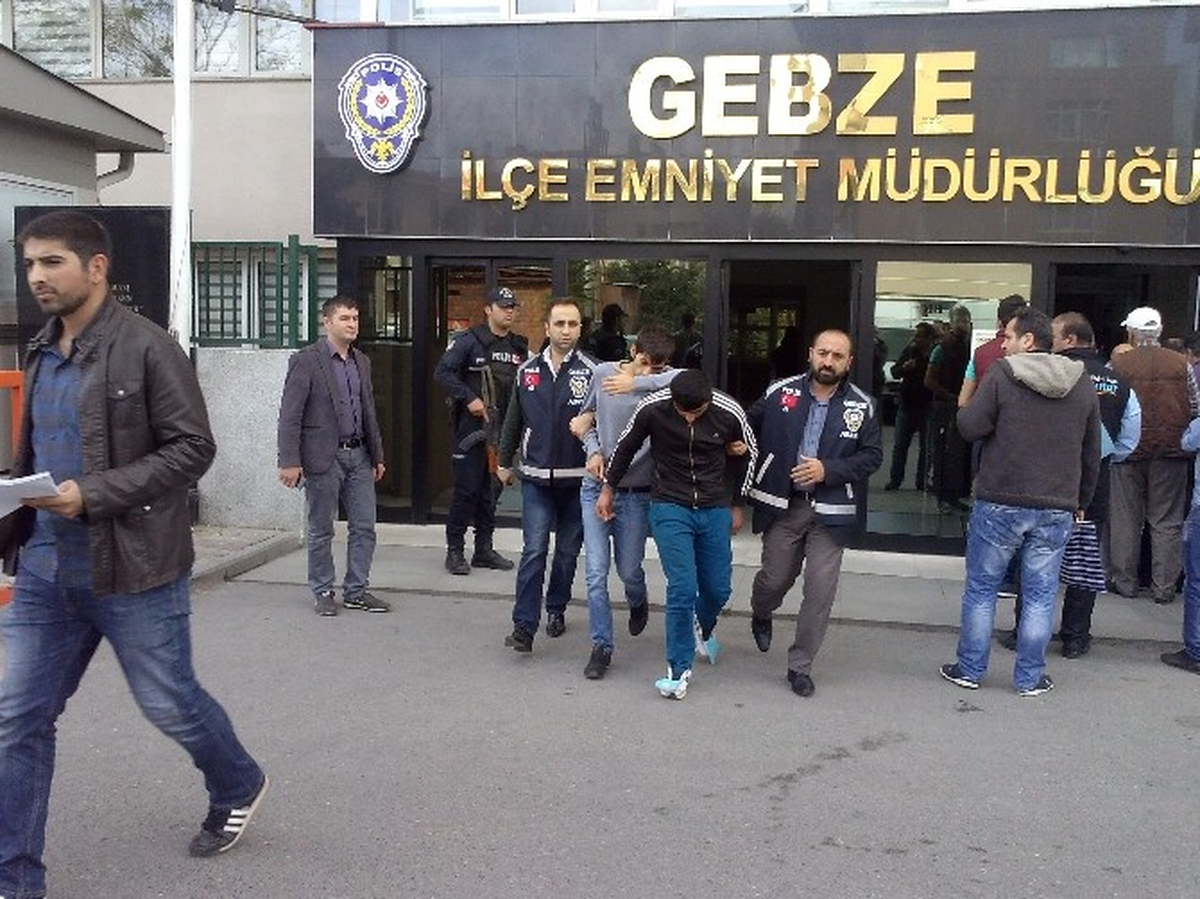 Gebze\'de Bir Otomobilde Hırsızlık Yapan İki Kişi Yakalandı