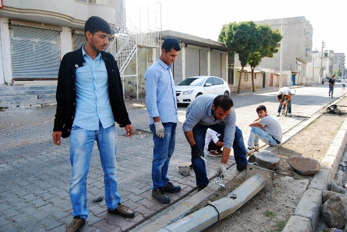 İdil\'de Aydınlatma Direkleri Tahrip Edildi