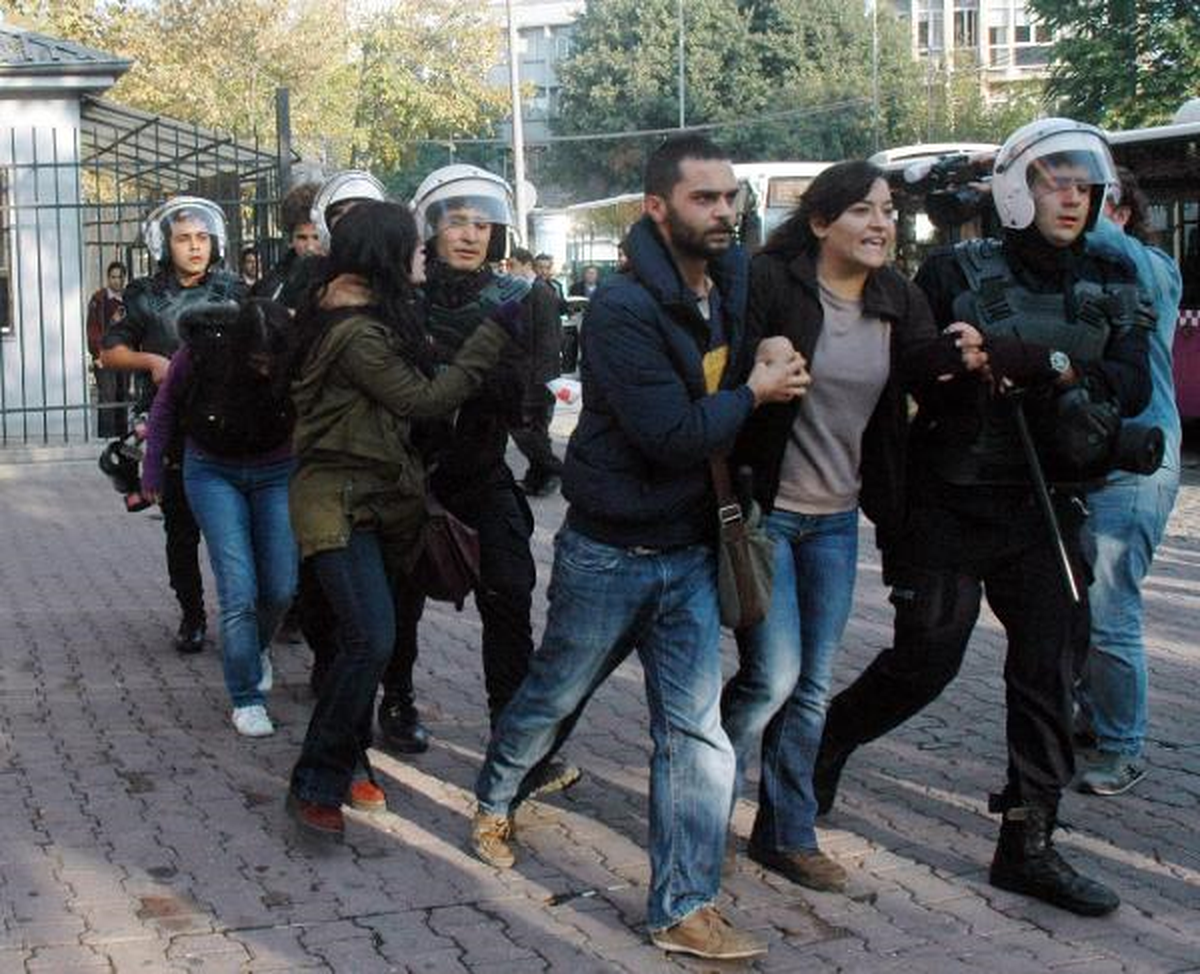 İstanbul Üniversitesi\'nde Satırlı,sopalı Kavga: 42 Gözaltı