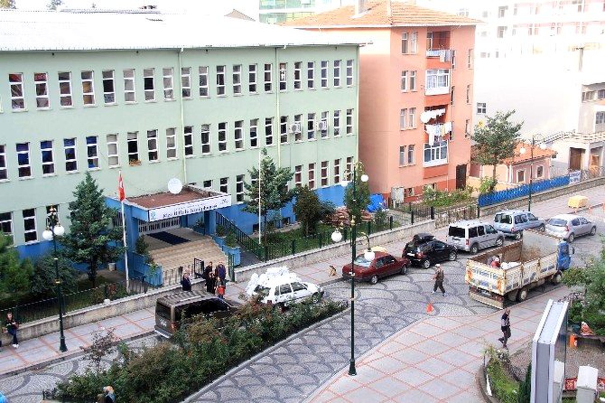 Kitapları ya Yakıyoruz ya Hurdaya Veriyoruz
