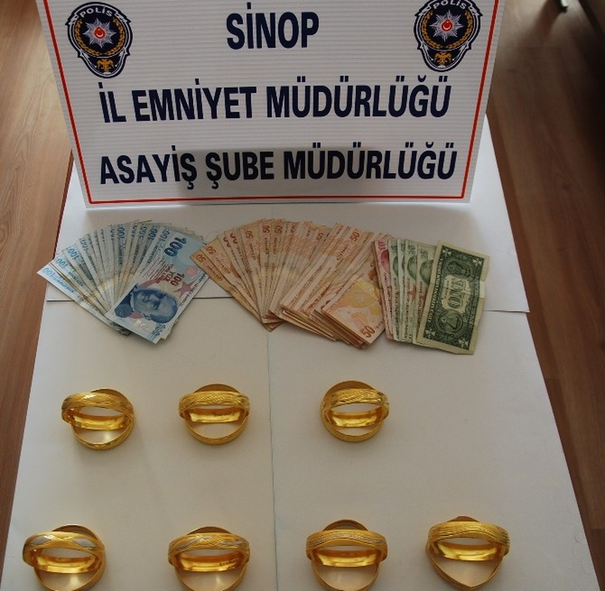 Sahte Bileziklerle Birlikte Yakalandılar