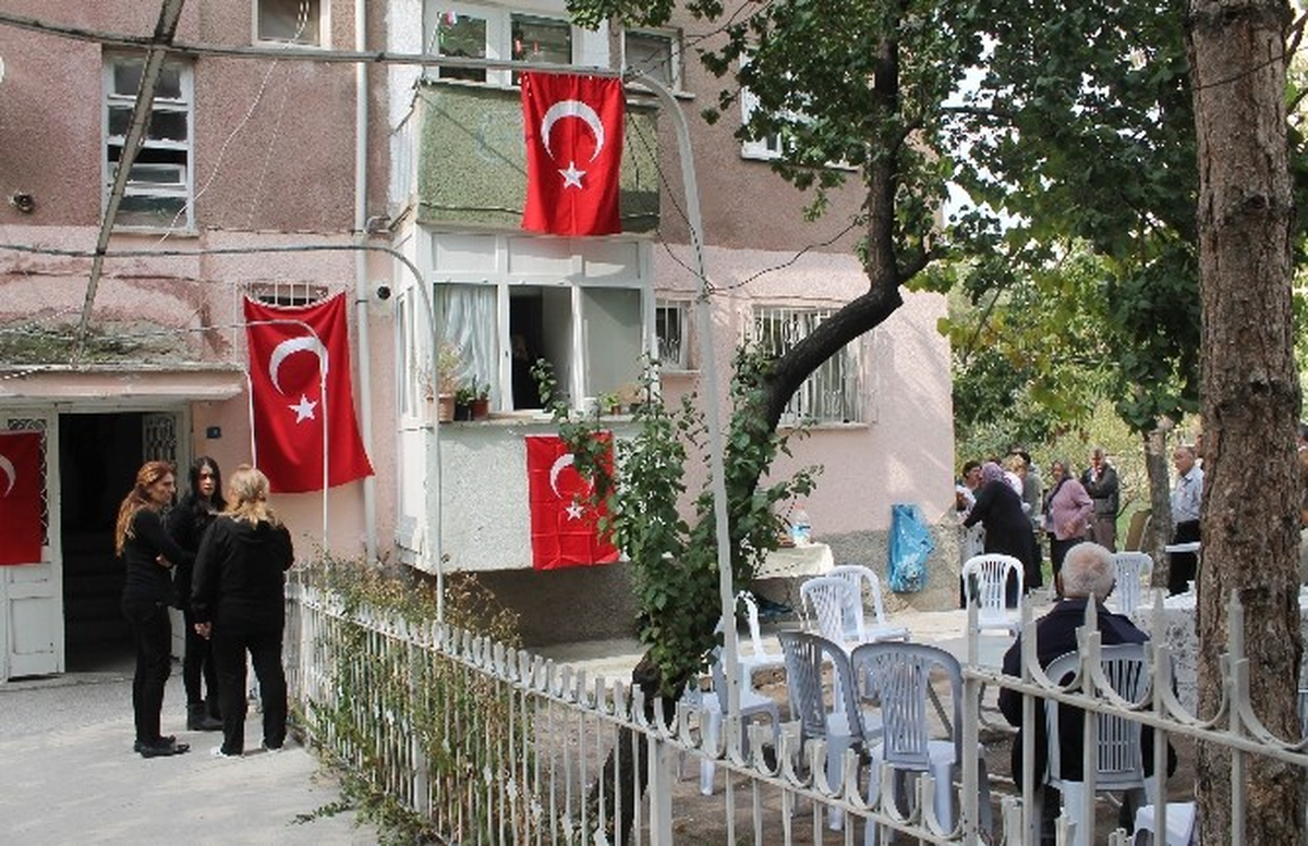 Şehit Astsubay Mehmet Karakaşoğlu\'nun Baba Ocağına Ateş Düştü
