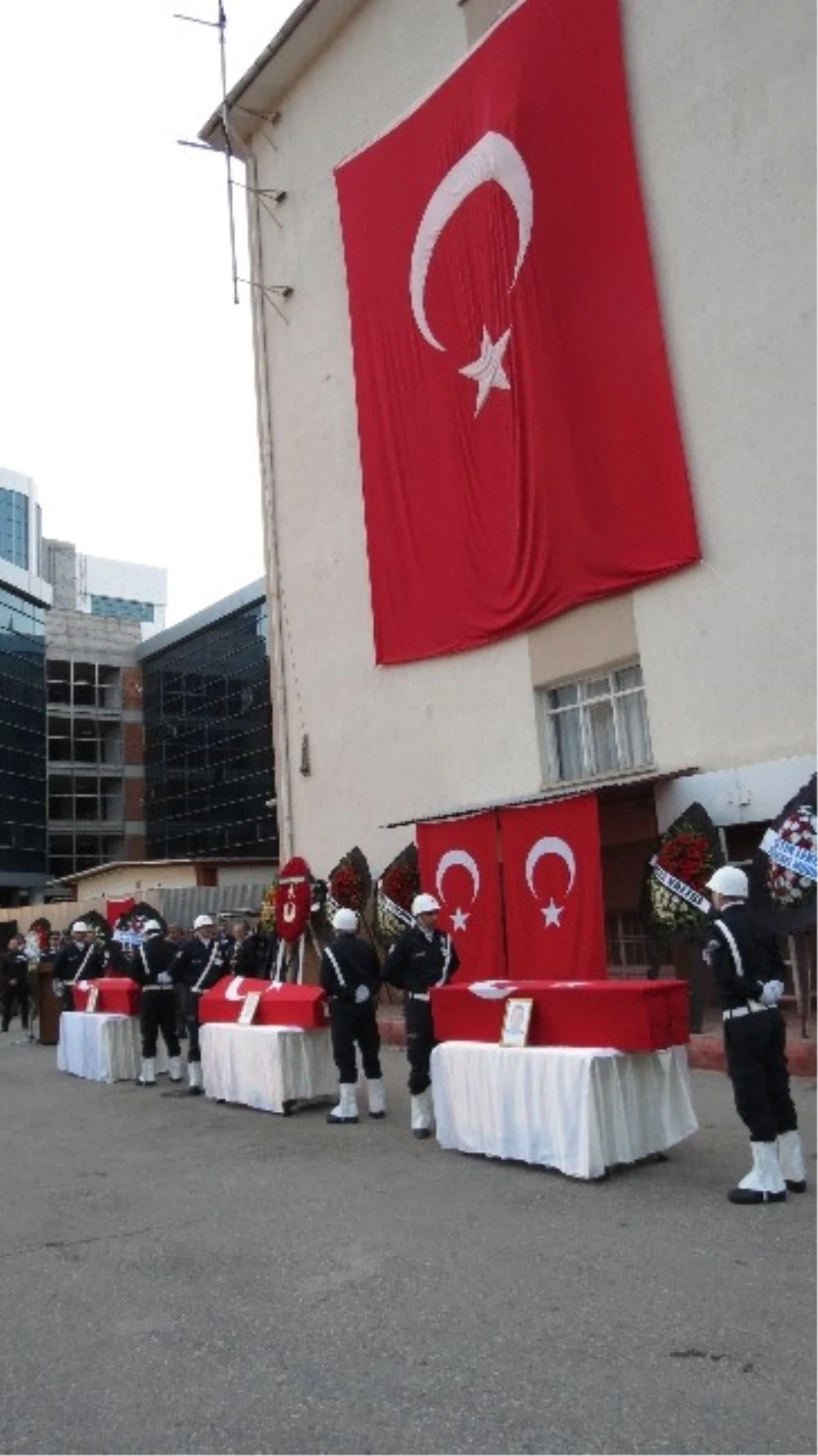 Şehit Polisler İçin Tören Düzenlendi