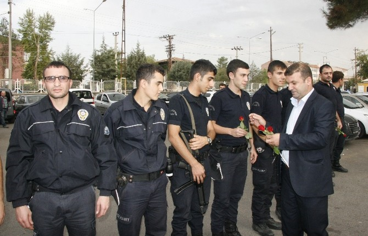 Selçuklu Ocaklarından Diyarbakır\'daki Polislere Gül