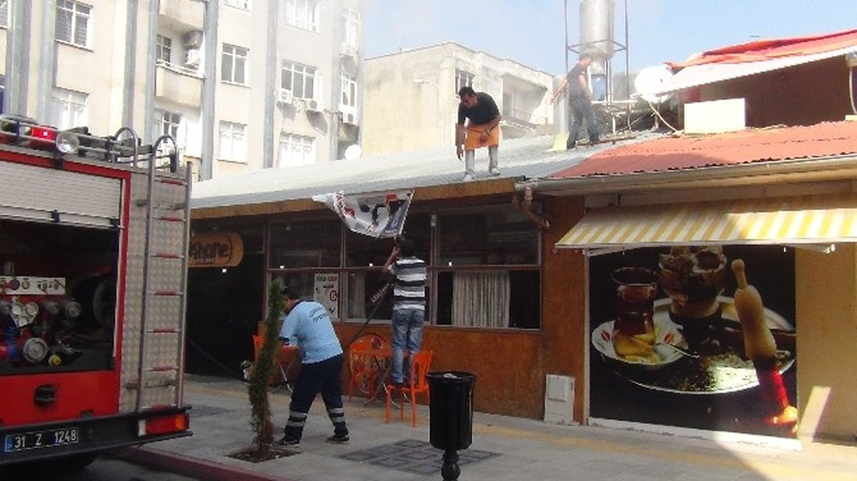 İskenderun\'da Tutuşan Baca Paniğe Neden Oldu