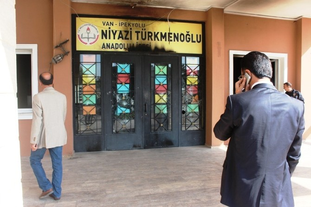 Üçüncü Kez Yakılan Okulun Sıraları Boş Kaldı