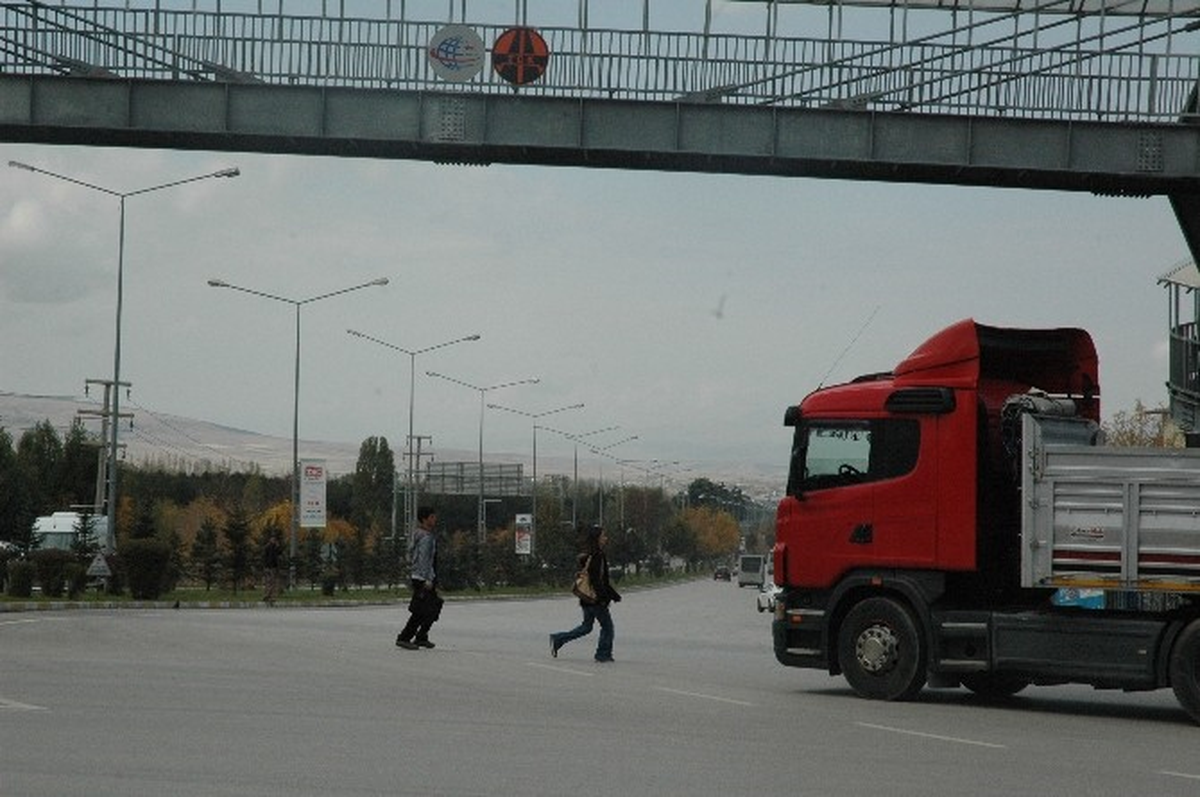 Üst Geçit Var Kullanan Yok