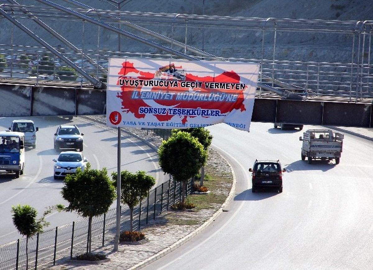 Uyuşturucu ile Mücadelede Rekor Kıran Karabük Polisine Pankartlı Teşekkür