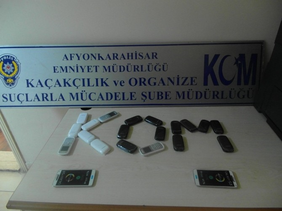 Afyonkarahisar\'da Polis 21 Adet Kaçak Cep Telefonu Ele Geçirdi