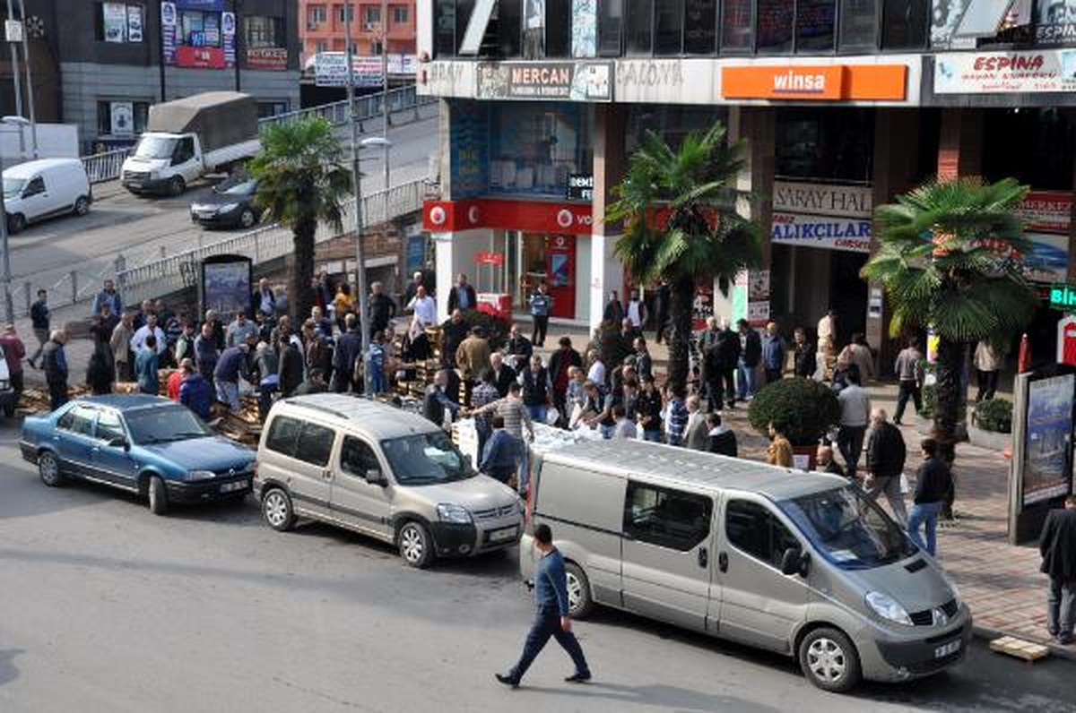 Balıkçılar Protesto İçin Kaldırımda Satış Yaptı