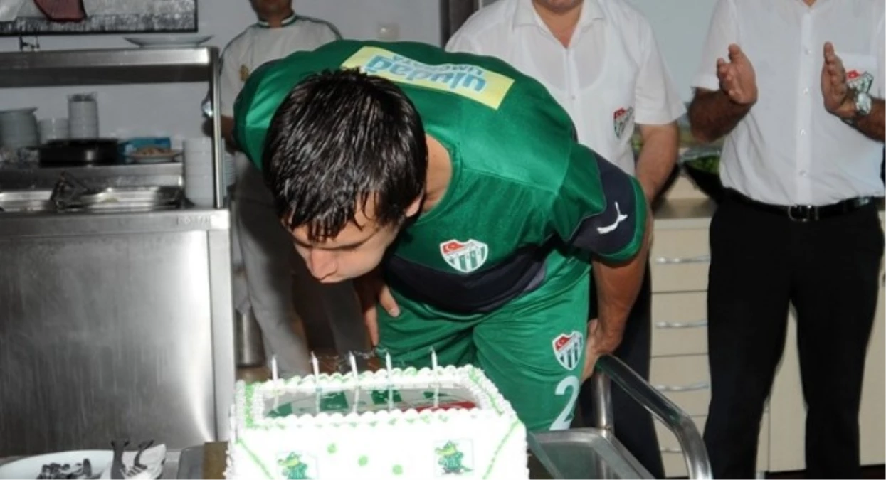 Bursaspor\'un Başarılı Savunma Oyuncusu Civelli\'ye Doğum Günü Sürprizi