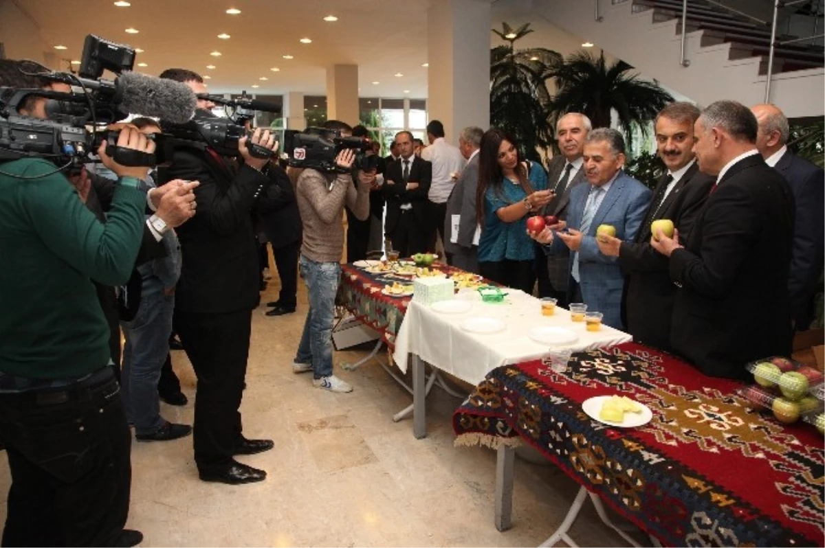 Kayseri Belediyesi Meclis Toplantısında, Yahyalı Elması İkramı