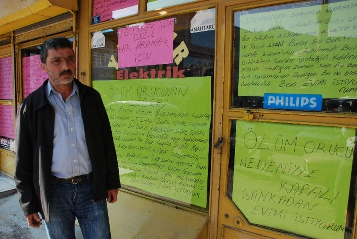 Emekli Vatandaştan Pankartlı İpotek Eylemi