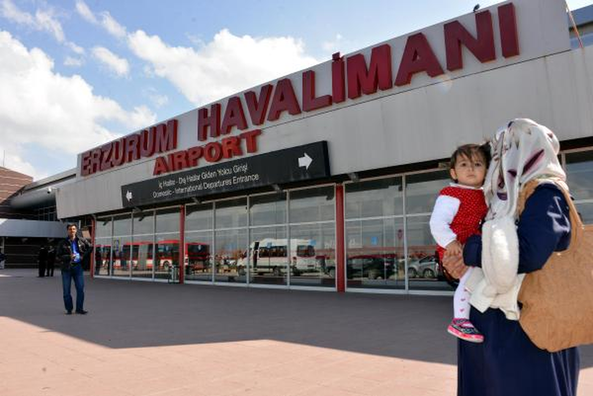 Erzurum'da Uçak Pistten Çıktı, Hangara Çarptı