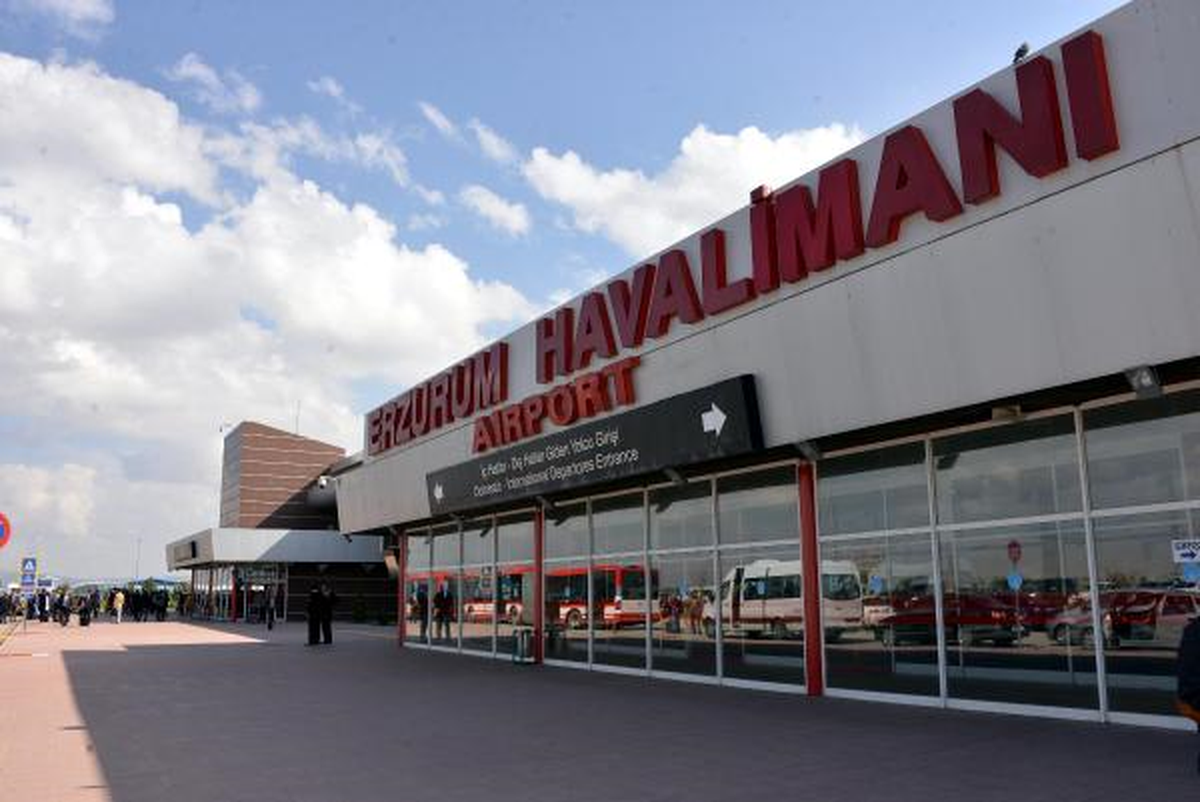 Erzurum Uçağı Hangara Çarptı