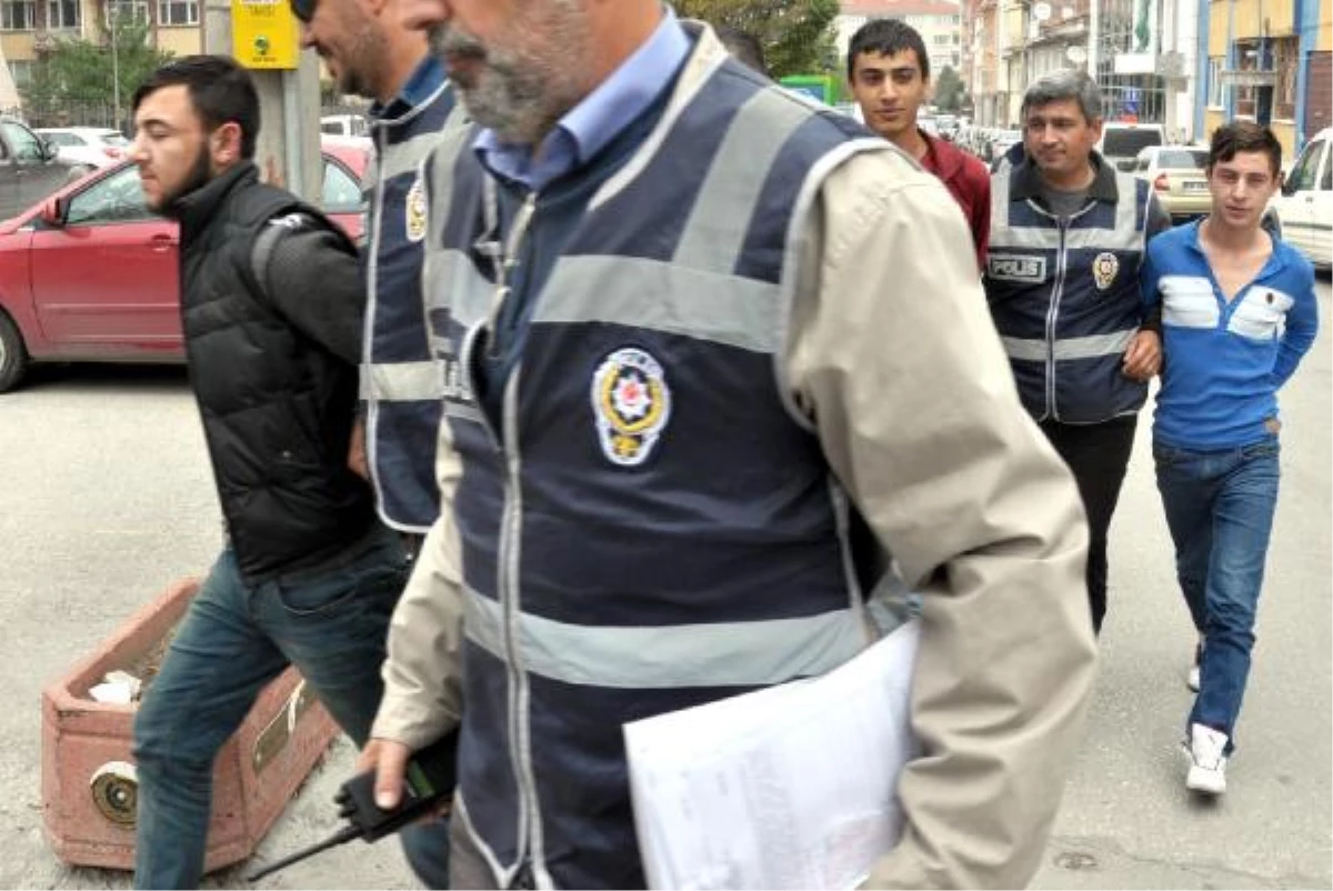 Eskişehir\'de 3 Kişiyi Yaralayan Şüpheliler İstanbul\'da Yakalandı