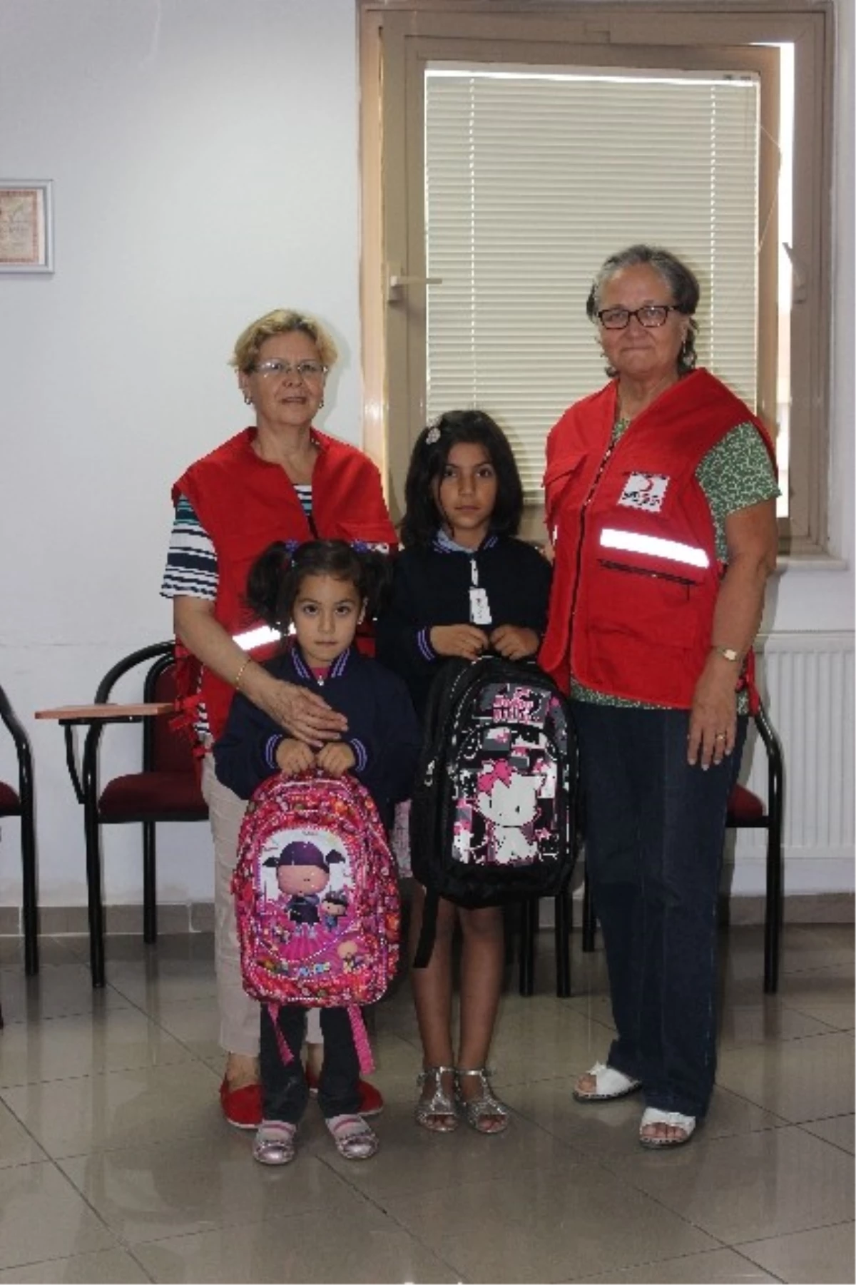 Eskişehir Türk Kızılayı\'nda Öğrencilere Kırtasiye Yardımı