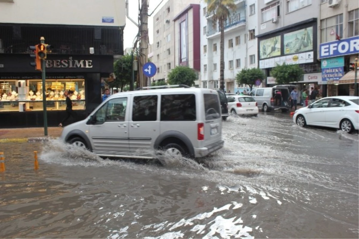 İskenderun\'da Şiddetli Yağış Hayatı Felç Etti