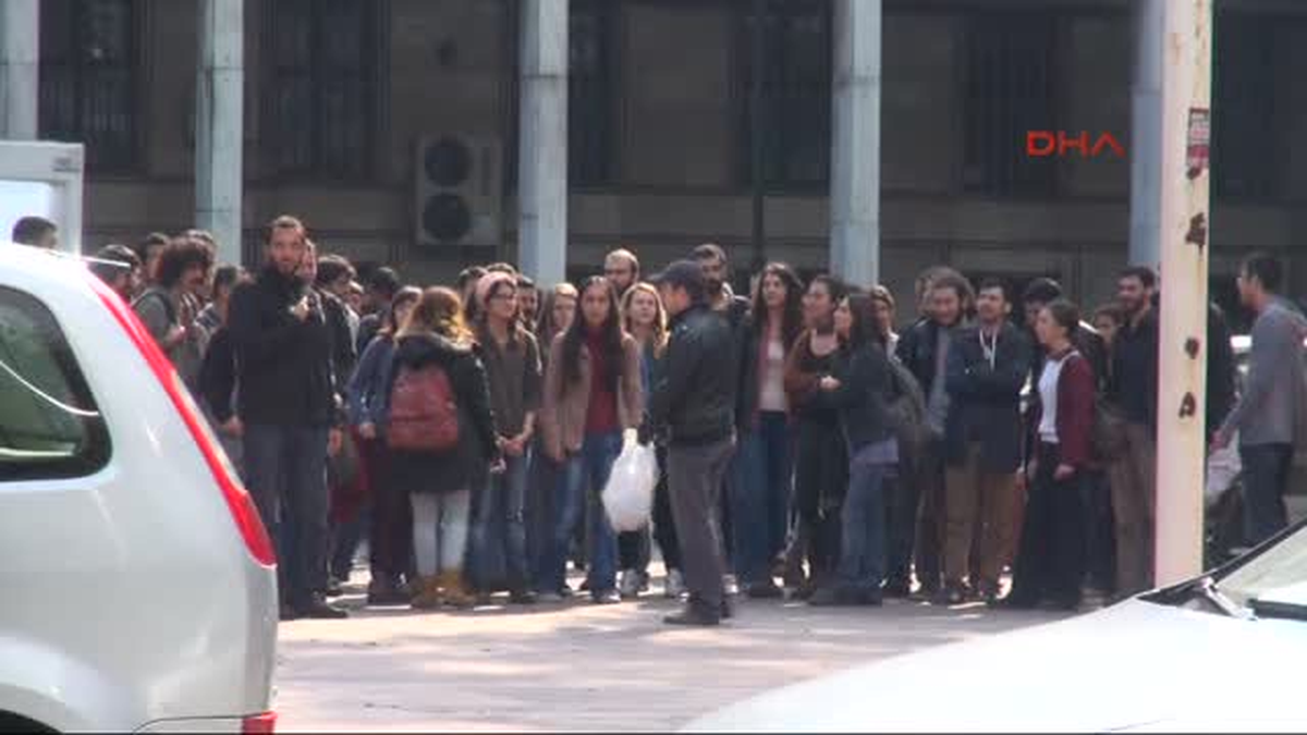 İstanbul Üniversitesi\'nde Gözaltı Protestosu