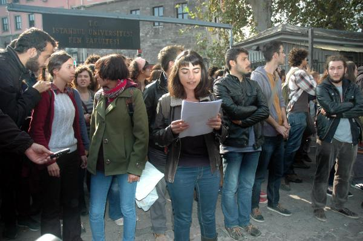 İstanbul Üniversitesi Öğrencileri Gözaltıları Protesto Etti