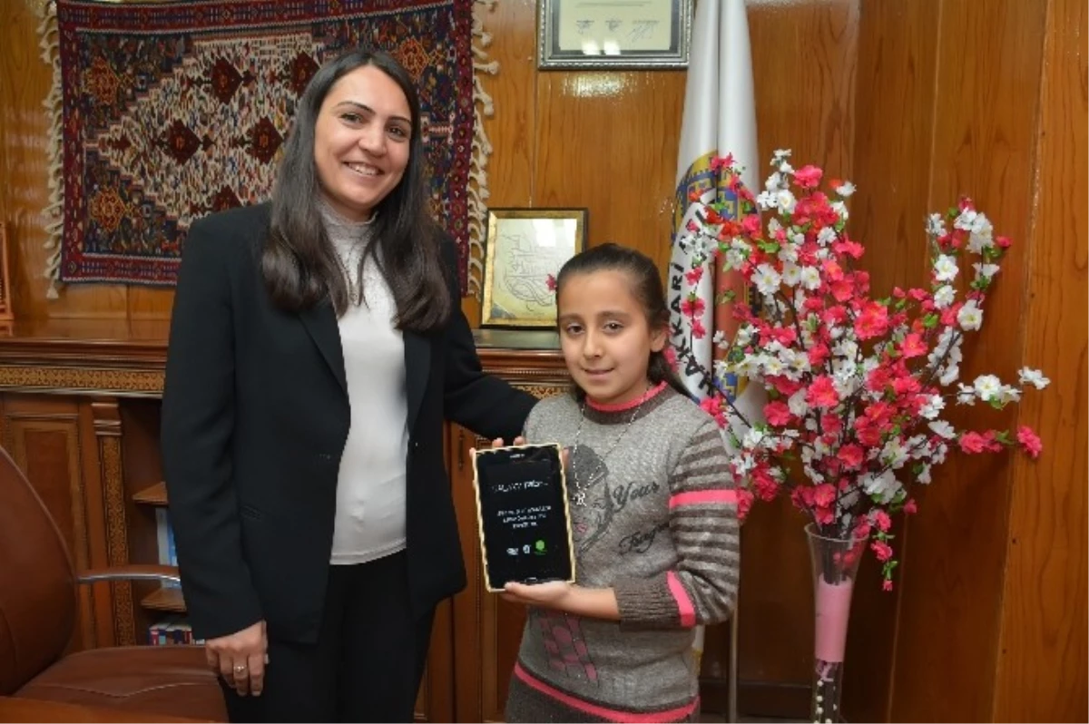 Beşiktaş Belediye Başkanından, Hakkarili Öğrenciye Tablet