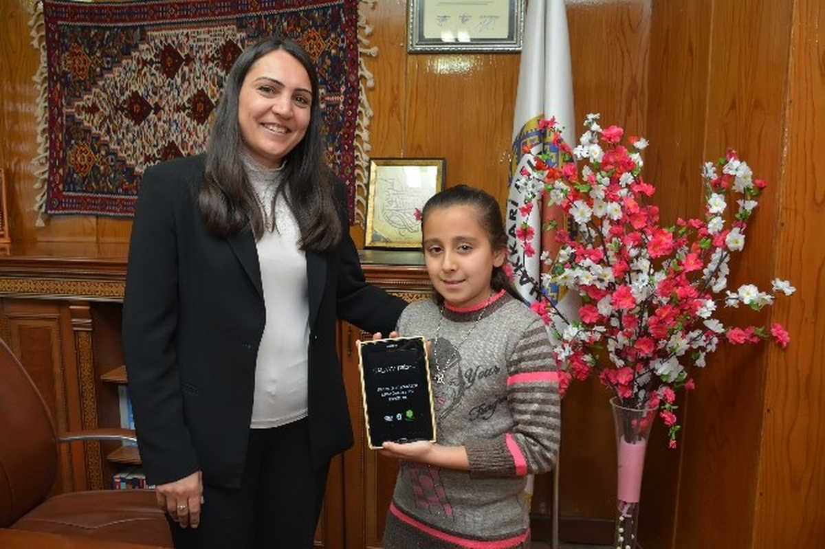 Beşiktaş Belediye Başkanından, Hakkarili Öğrenciye Tablet