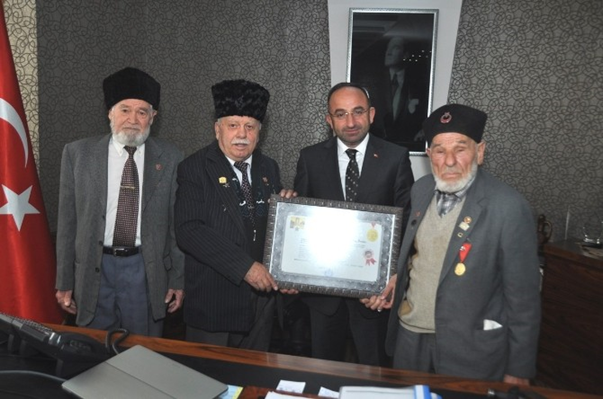 Kartepe Belediye Başkanı Üzülmez\'e Onur Belgesi