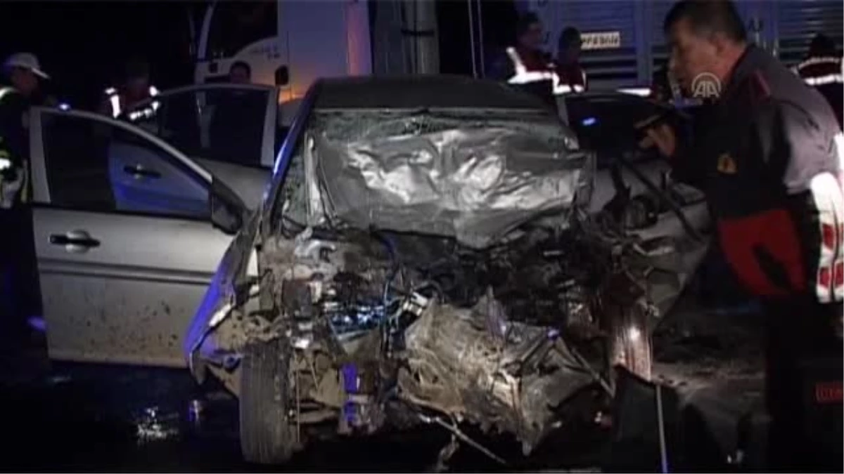 Keşan\'da Otomobil Kamyonla Çarpıştı: 2 Ölü