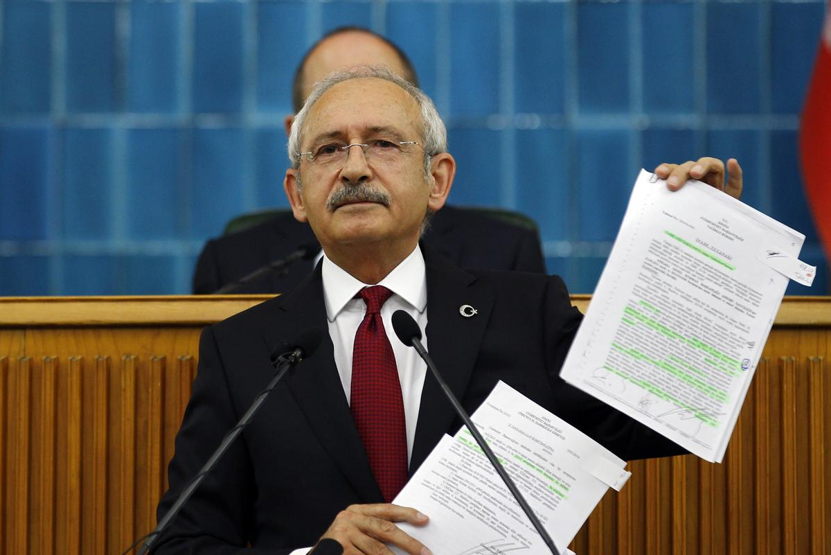 Kılıçdaroğlu, Davutoğlu'nun İstediği Belgeleri Gösterdi
