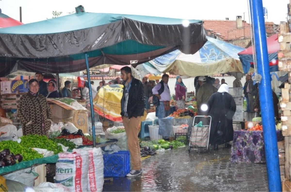 Kula\'da 15 Dakikalık Yağmur Pazar Yerini Felç Etti