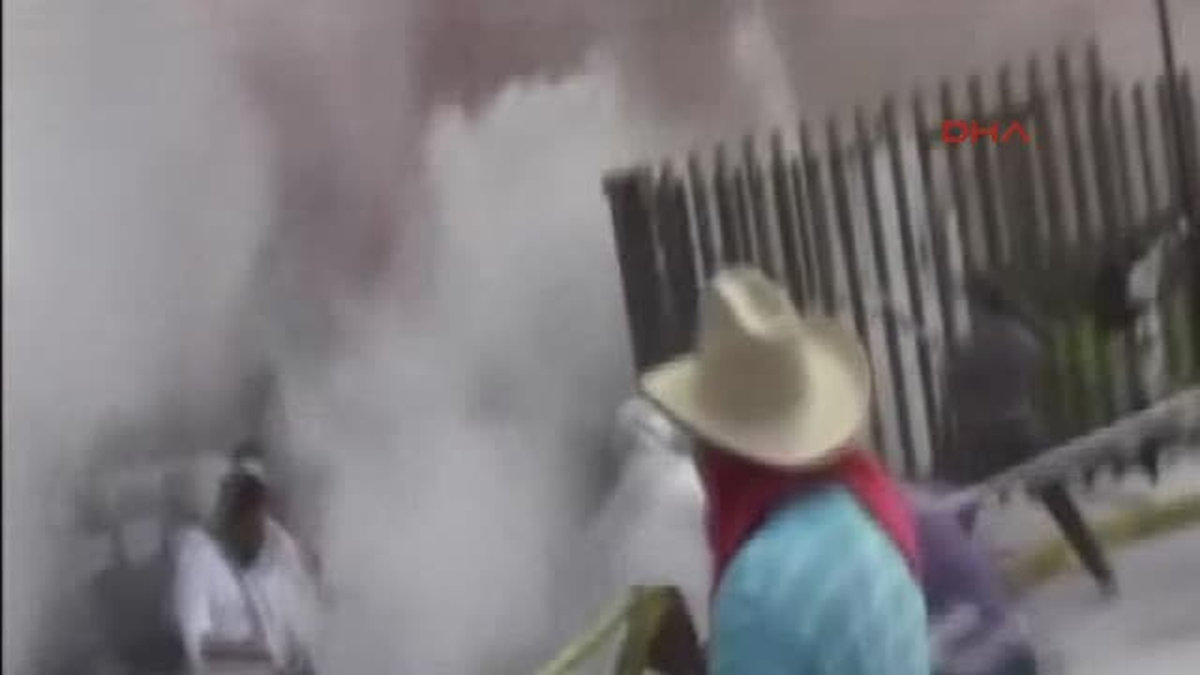Meksika\'da Göstericiler Hükümet Sarayını Ateşe Verdi