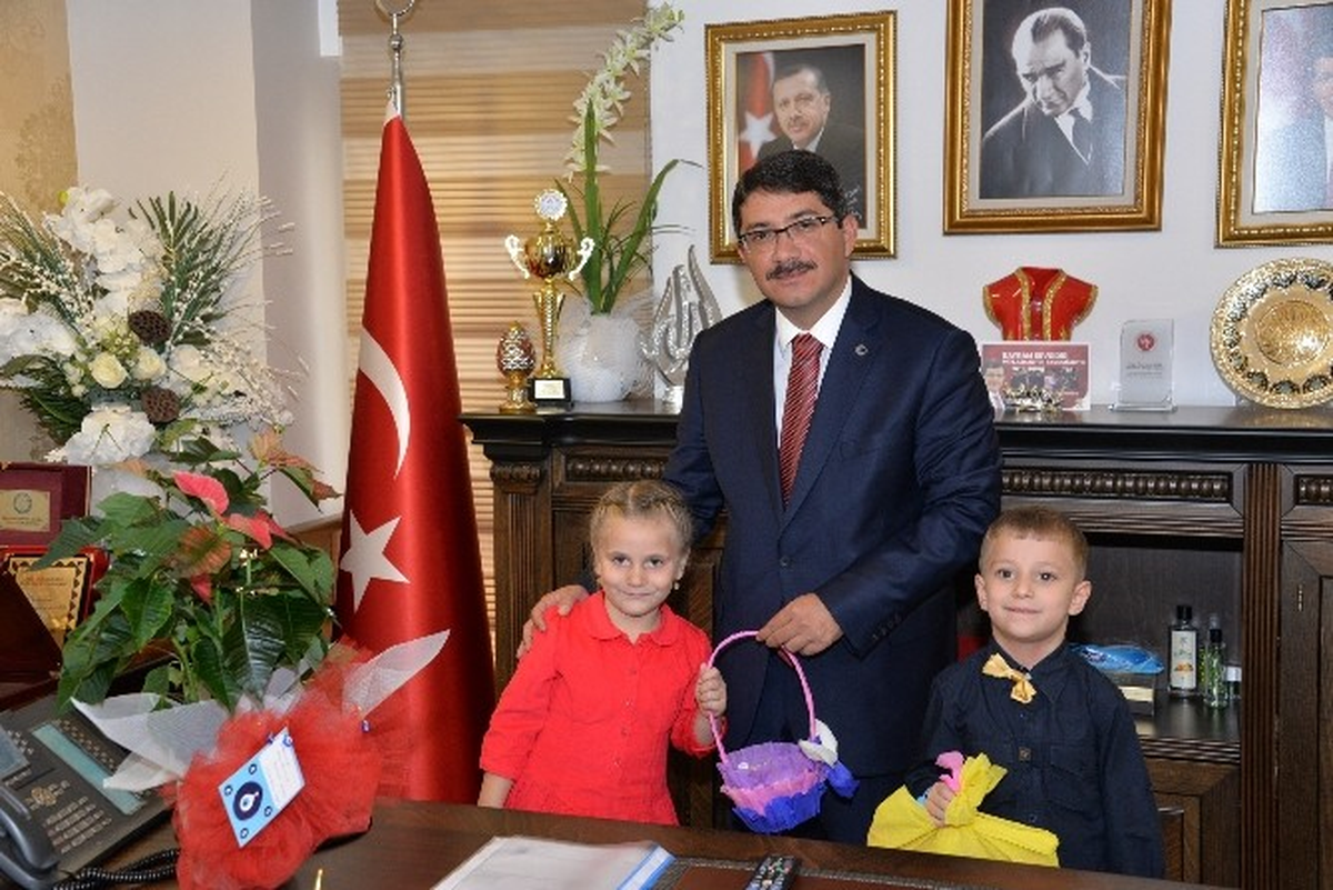 Minik Öğrenciler Şehzadeler Belediye Başkanı Çelik\'in Konuğu Oldu