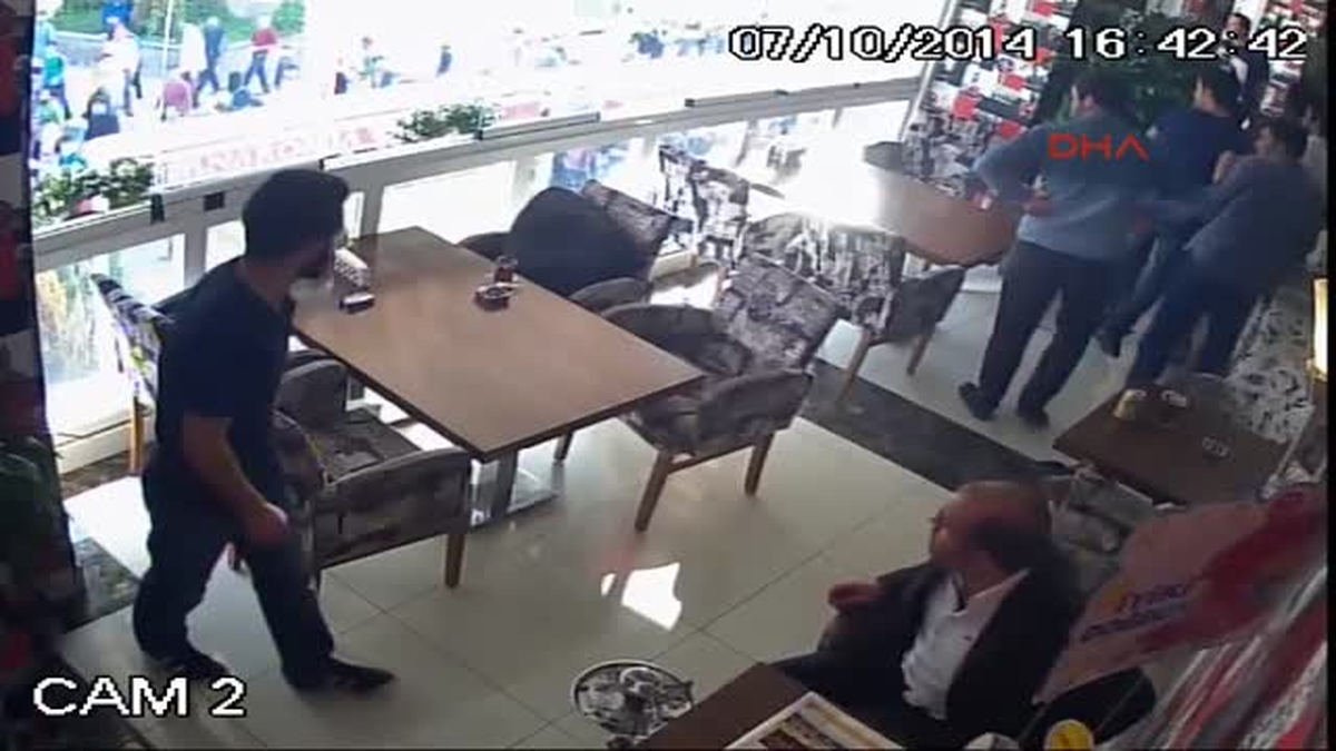 İstanbul'da Kafeye Taşla Saldırıp Bıçakla Tehdit Ettiler