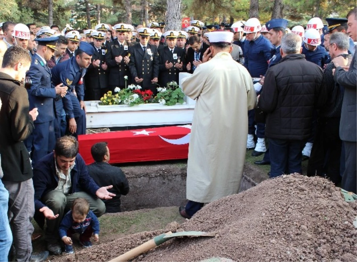 Şehidin Ağlayan 1 Yaşındaki Oğlunu Babasının Toprağı Sakinleştirdi