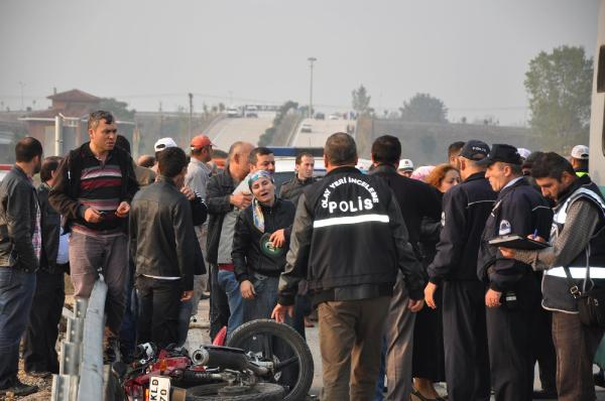 Servis Otobüsüne Çarpan Motosikletli Genç Öldü