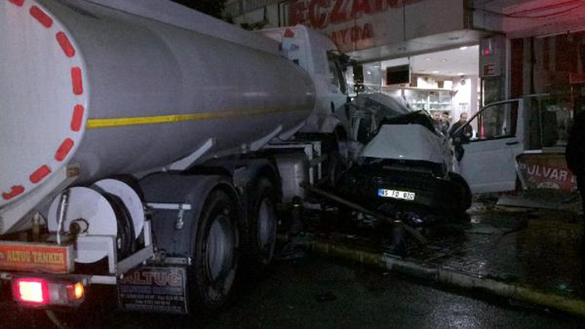 Tankerin Çarptığı Minibüs Eczaneye Girdi: 2 Yaralı