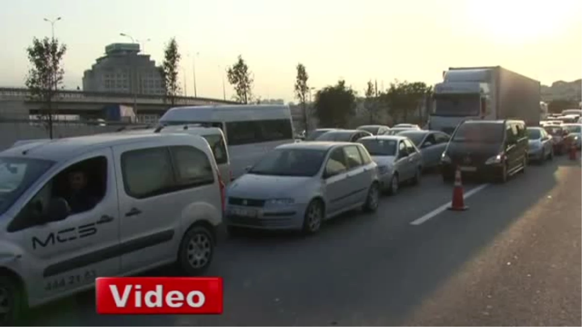 Tem Otoyolunda Mıcır Yüklü Kamyon Devrildi