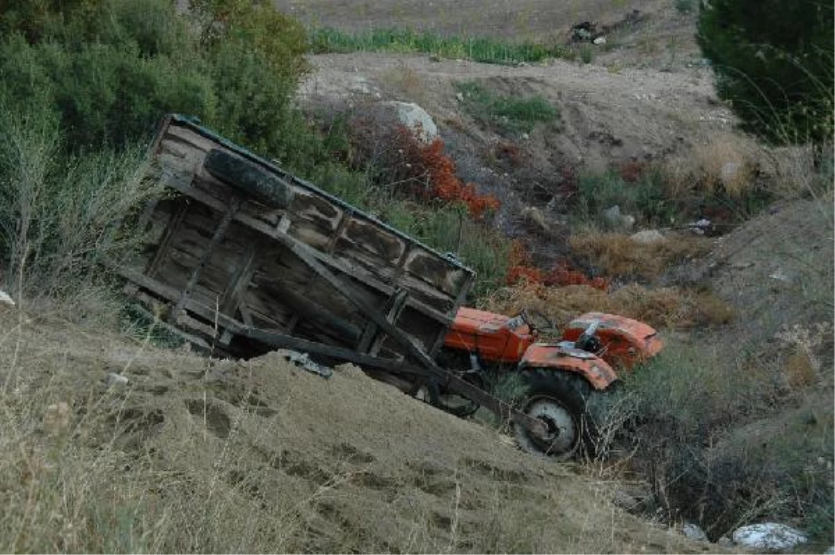 Uçuruma Yuvarlanan Traktörünün Altında Öldü