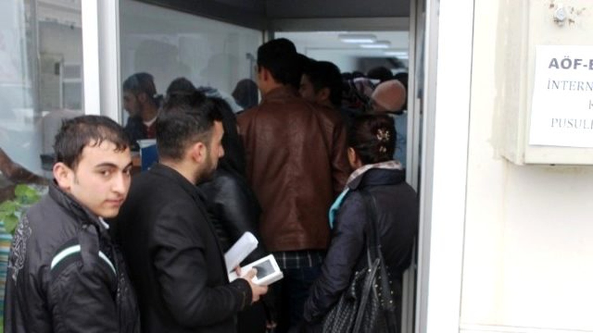 Van\'da AÖF Kayıt Yapanlar Uzun Kuyruk Oluşturdu